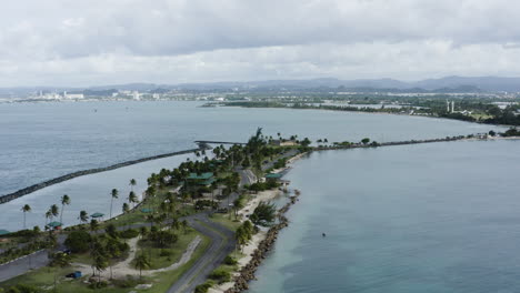 amplia vista aérea sobre la isla de cabra y el paisaje circundante de puerto rico