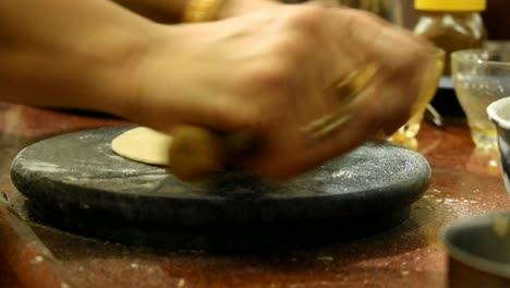 Mujer-India-Haciendo-Chapati-Redondo-Con-Masa-Integral