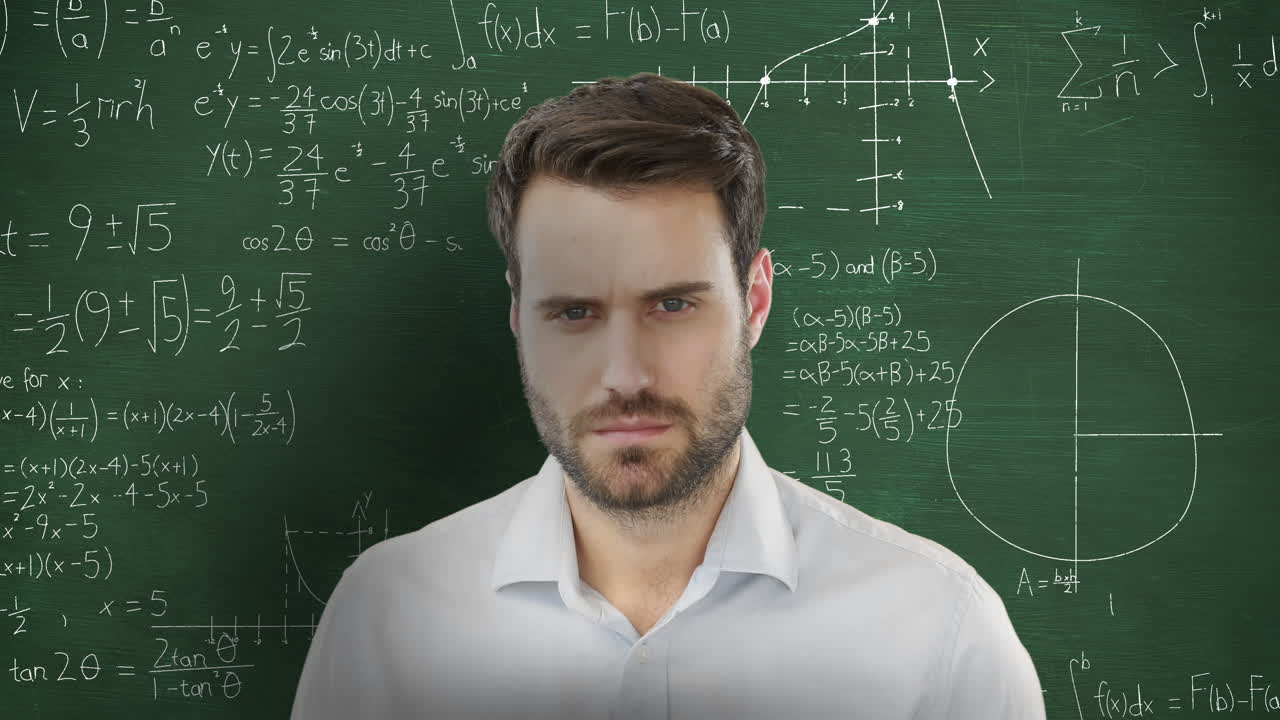 hombre frente a gráficos matemáticos en movimiento y fórmulas en la pizarra