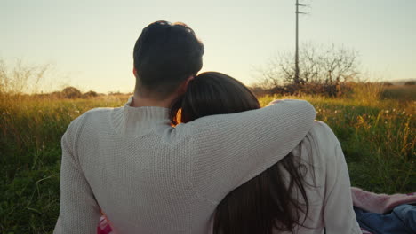 una pareja romántica viendo la puesta de sol.