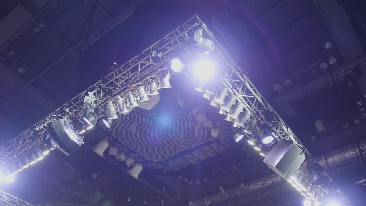 configuración de la iluminación del escenario en un auditorio