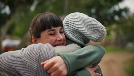 matrimonio, abrazo y pareja al aire libre