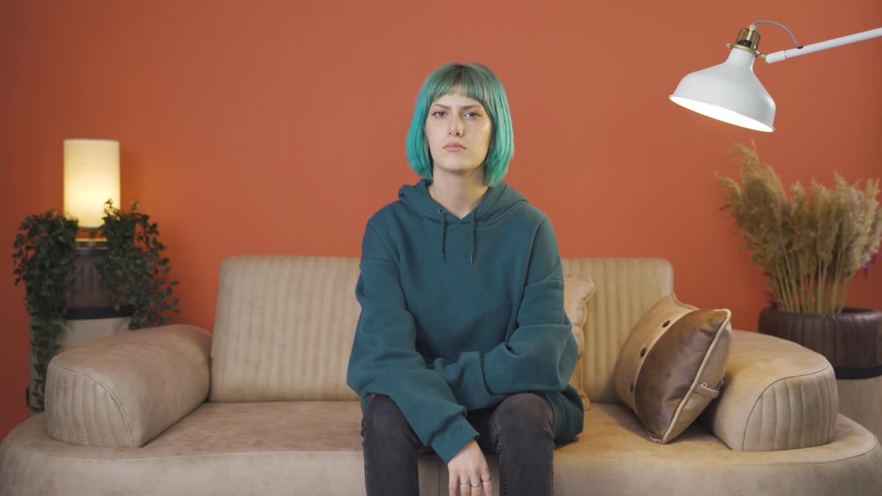 mujer joven mirando negativamente a la cámara.