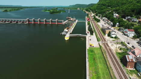 La-Pequeña-Y-Encantadora-Ciudad-De-Alma-Se-Mezcla-Con-La-Ingeniería-Moderna-En-El-Río-Cercano.