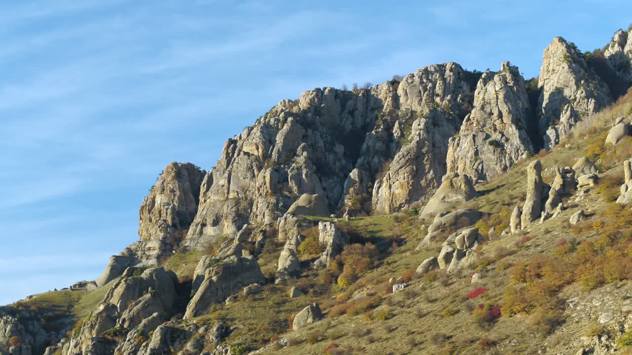 가을의 바위산 풍경