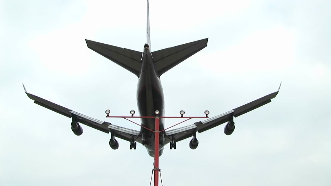 제트기가 공항 활주로에 착륙하다