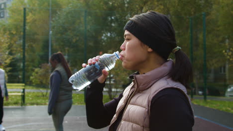 Frau-Trinkwasser