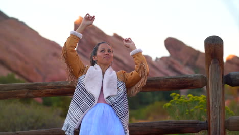 Cinemática-Mujer-Mujer-Modelo-Actriz-Lindo-Traje-Chaqueta-Cabello-Castaño-Oscuro-Pose-En-Valla-Alta-Hora-Dorada-Rocas-Rojas-Anfiteatro-Denver-Hojas-Perennes-Colorado-Tarde-De-Verano-Puesta-De-Sol-Hora-Dorada-Portátil