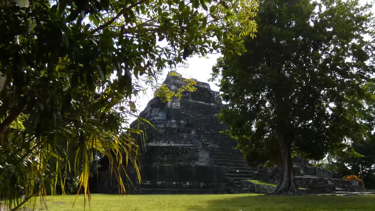 templo 1 en chacchoben, sitio arqueológico maya, quintana roo, méxico