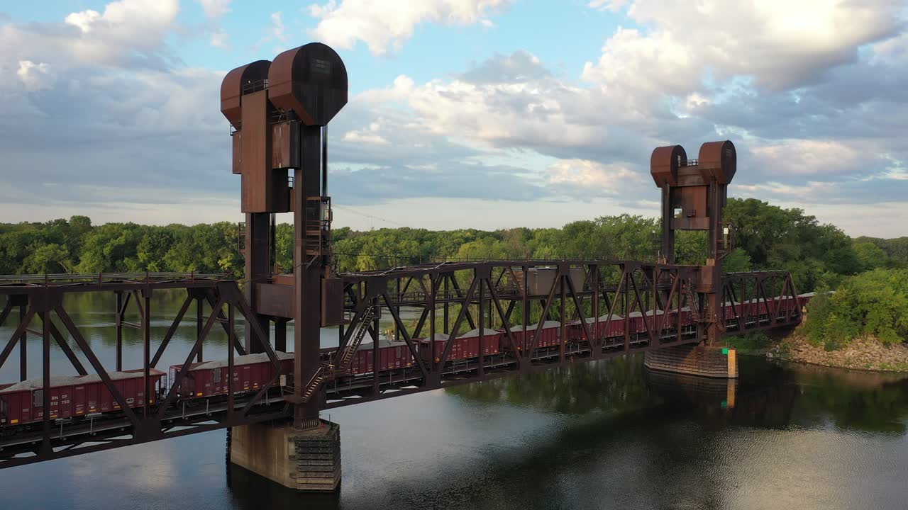 강 을 가로지르는 녹말 한 열차 다리