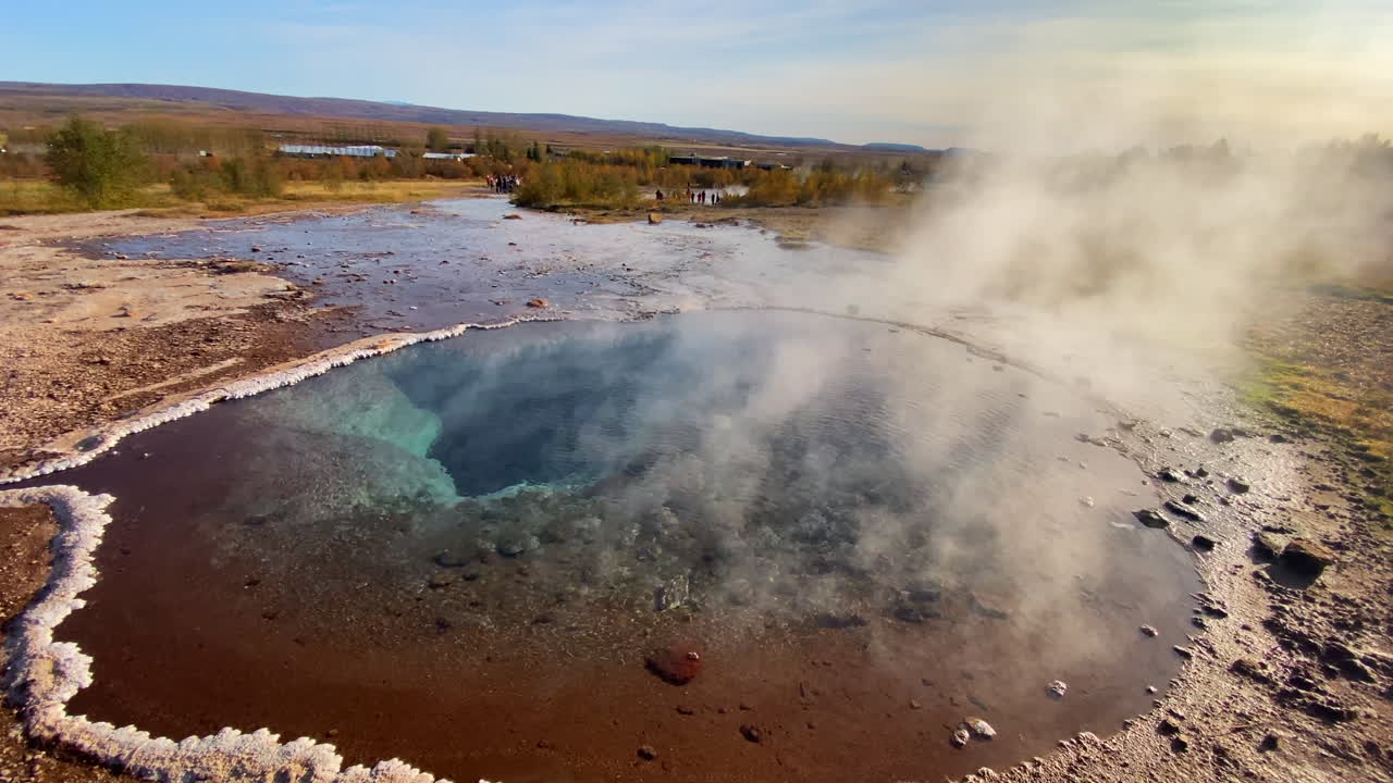 agujero de aguas termales en la zona geotérmica del valle de haukadalur en islandia