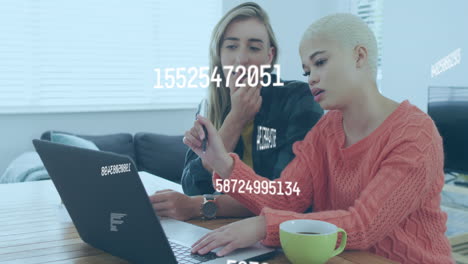 animación del procesamiento de datos sobre una pareja de mujeres diversas utilizando una computadora portátil