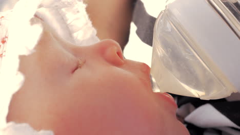 Drei-Monate-Altes-Baby-Trinkt-Wasser-Aus-Der-Flasche-Im-Freien