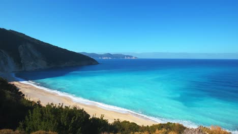 vista de la playa turquesa - mirto, cefalonia