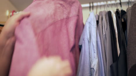 hombre eligiendo una camisa para usar