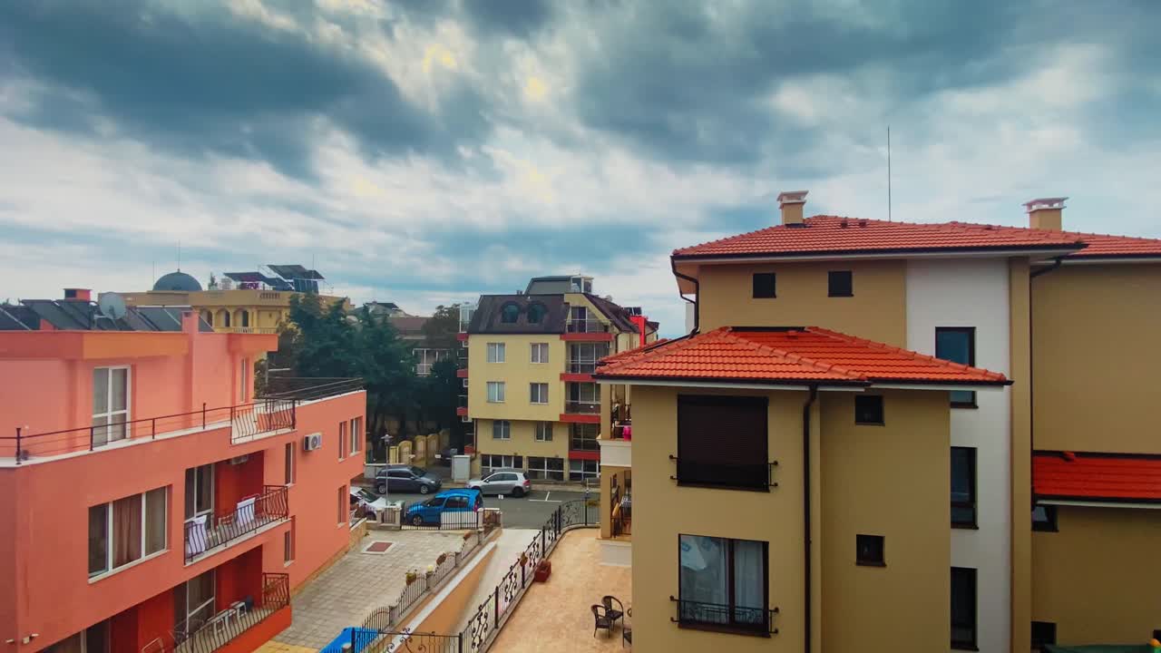 ciudad de torres de lapso de tiempo en el cielo dramático con nubes lluviosas