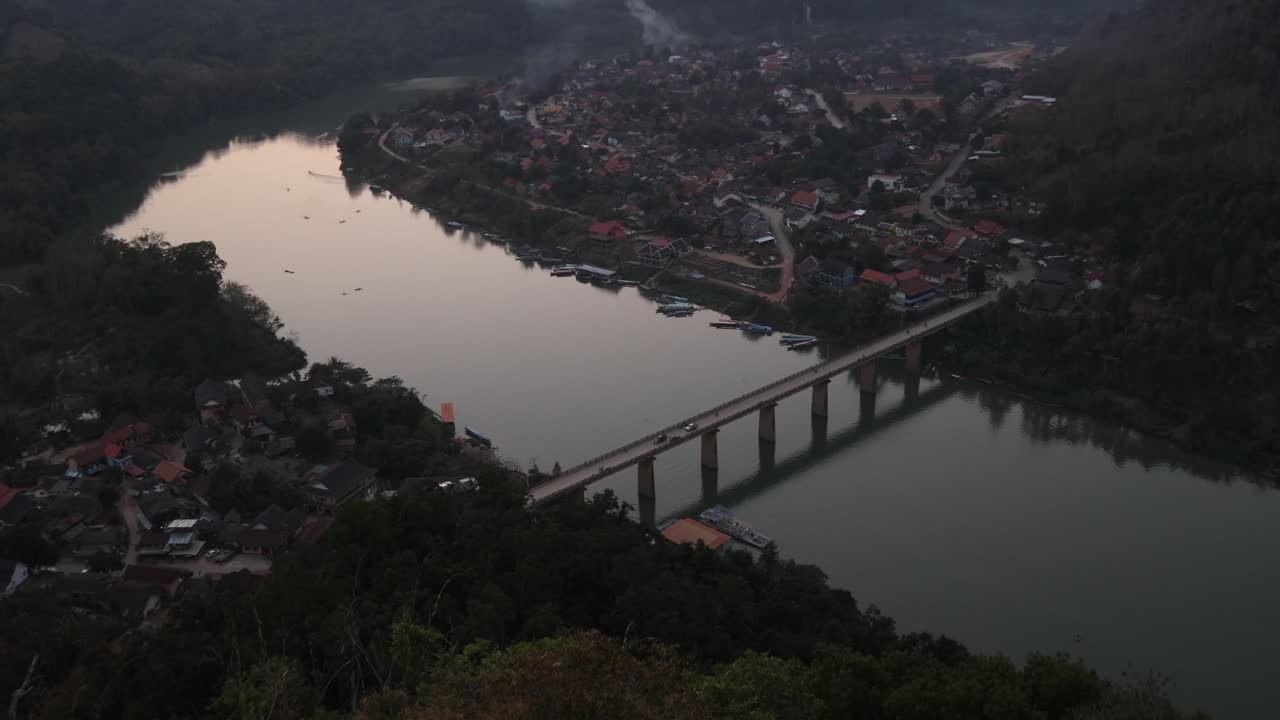 silueta de un puente que atraviesa un río en la ciudad montañosa de nong khiaw en laos, sudeste asiático