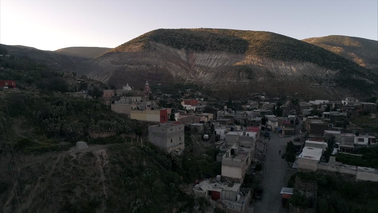 toma aérea de real de catorce al amanecer, san luis potosí méxico
