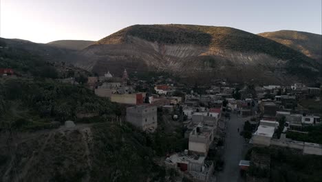 Toma-Aérea-De-Real-De-Catorce-En-El-Amanecer,-San-Luis-Potosi-México