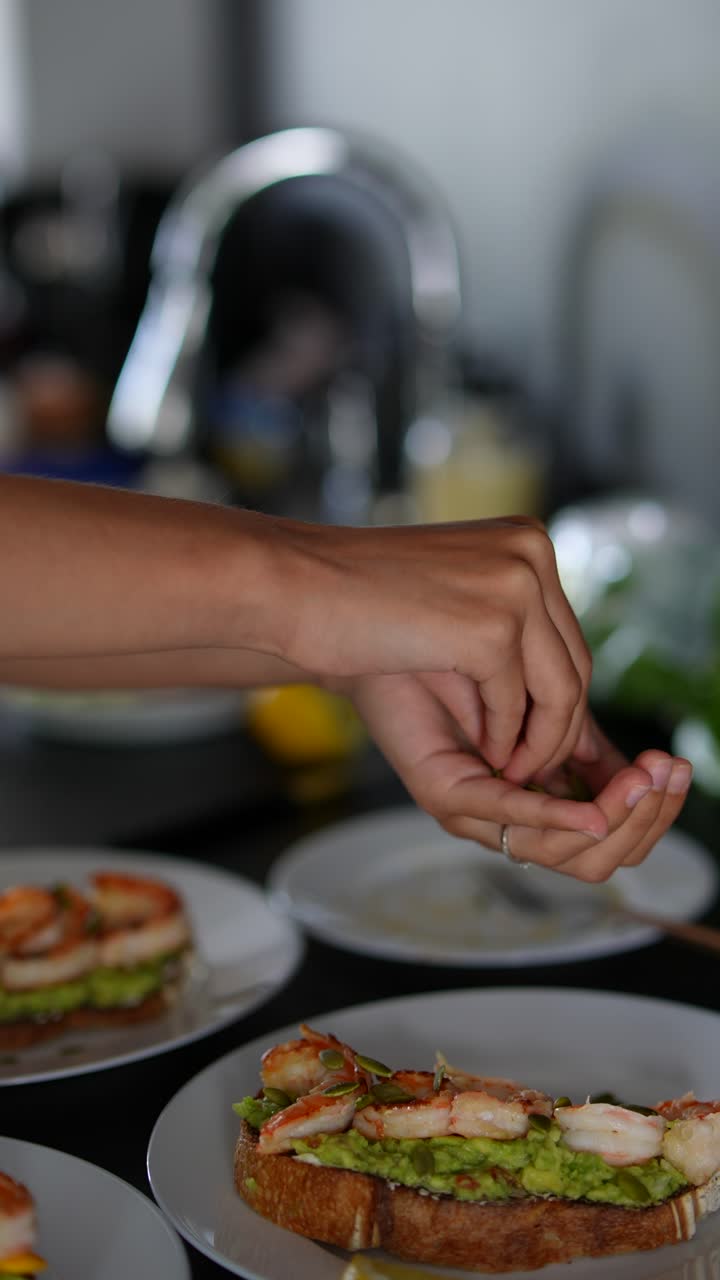 preparación de tostadas de aguacate de camarón