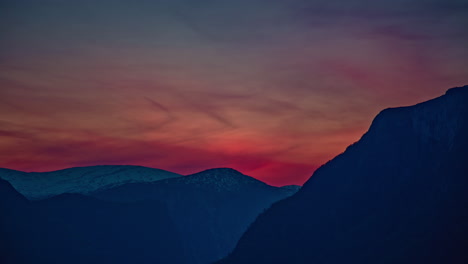 Unglaublicher-Zeitraffer-Bei-Sonnenuntergang-In-Wunderschönen-Bergen