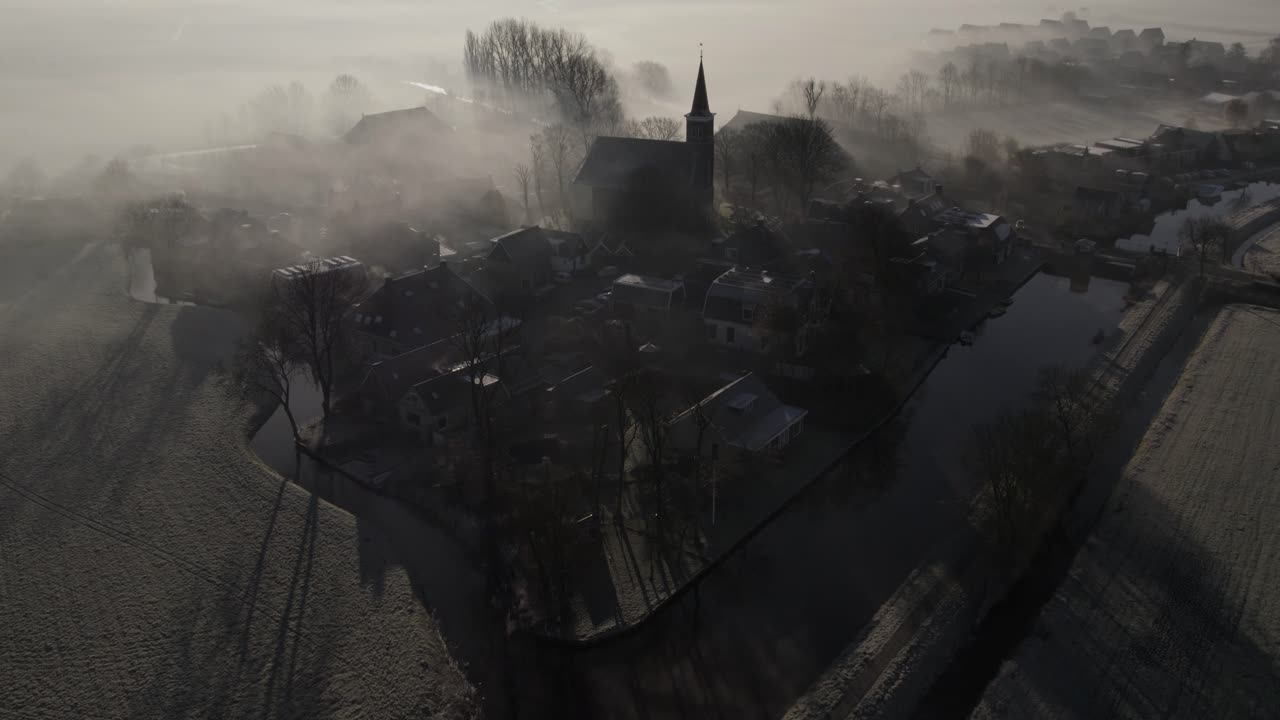 Luftfoto af tåget landsby med kirke, Tjerkwerd, Friesland, Holland