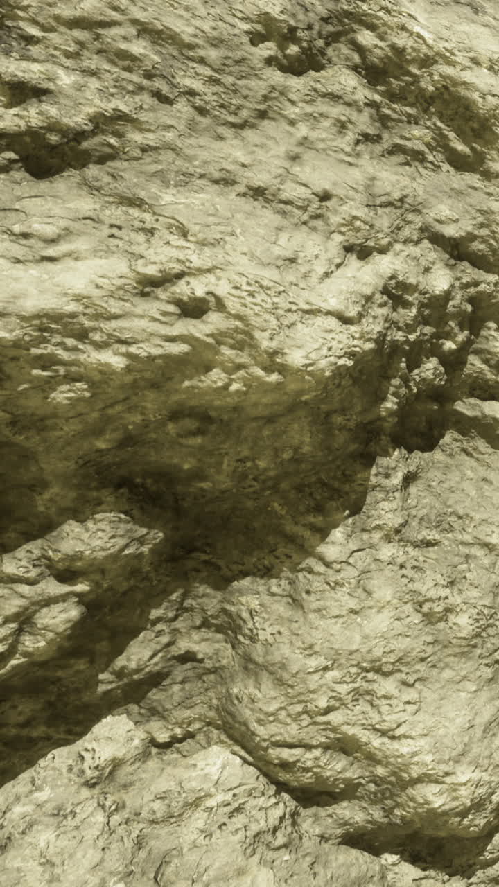 Texture naturali creano viste mozzafiato su terreno roccioso all'alba