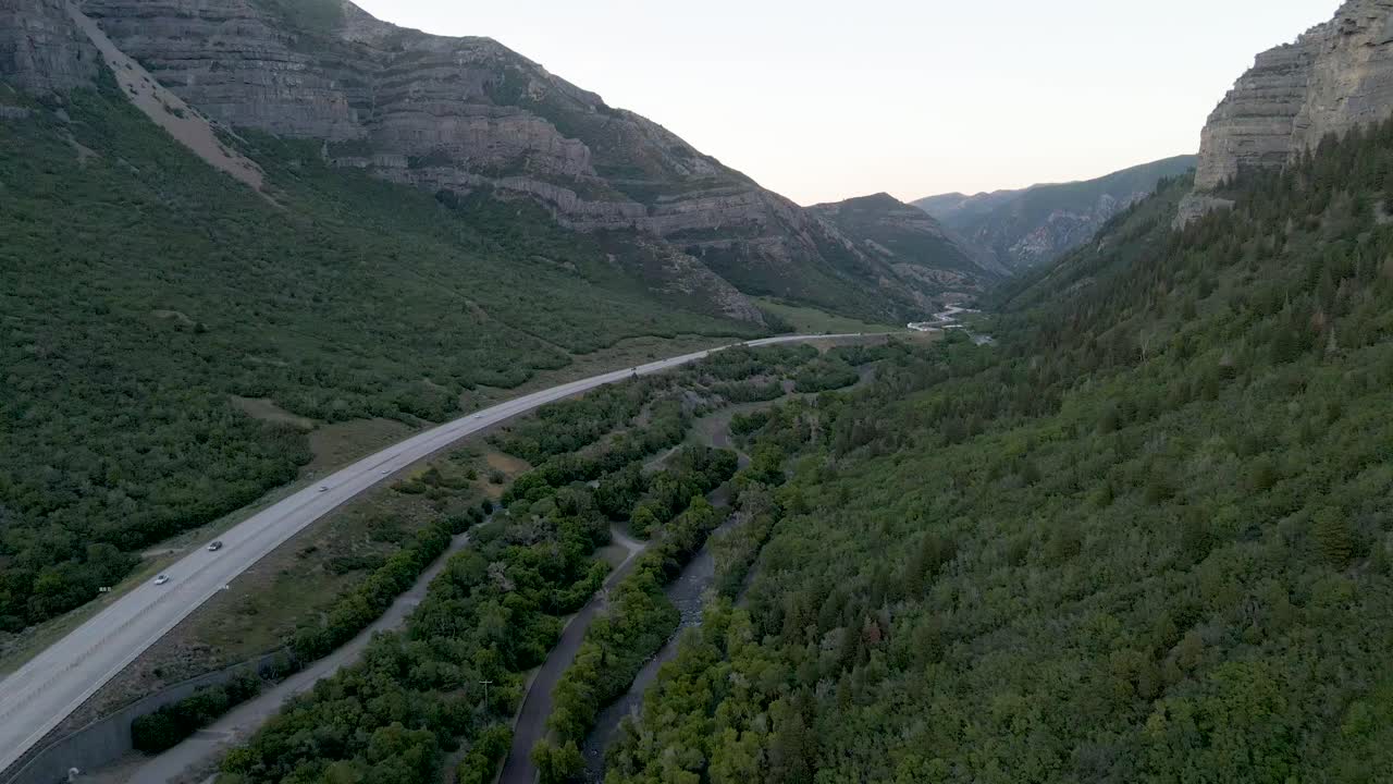 vista aérea de los automóviles que conducen en la carretera del cañón provo a lo largo del río provo a través de las cadenas montañosas en utah