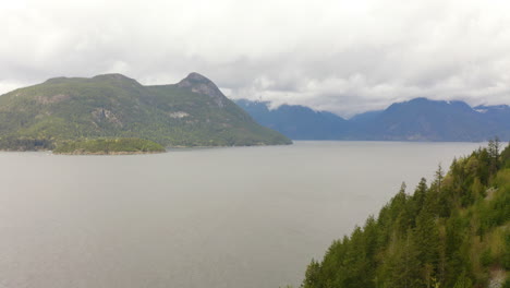 Vista-Aérea-De-La-Columbia-Británica-Costera-En-Un-Día-Nublado