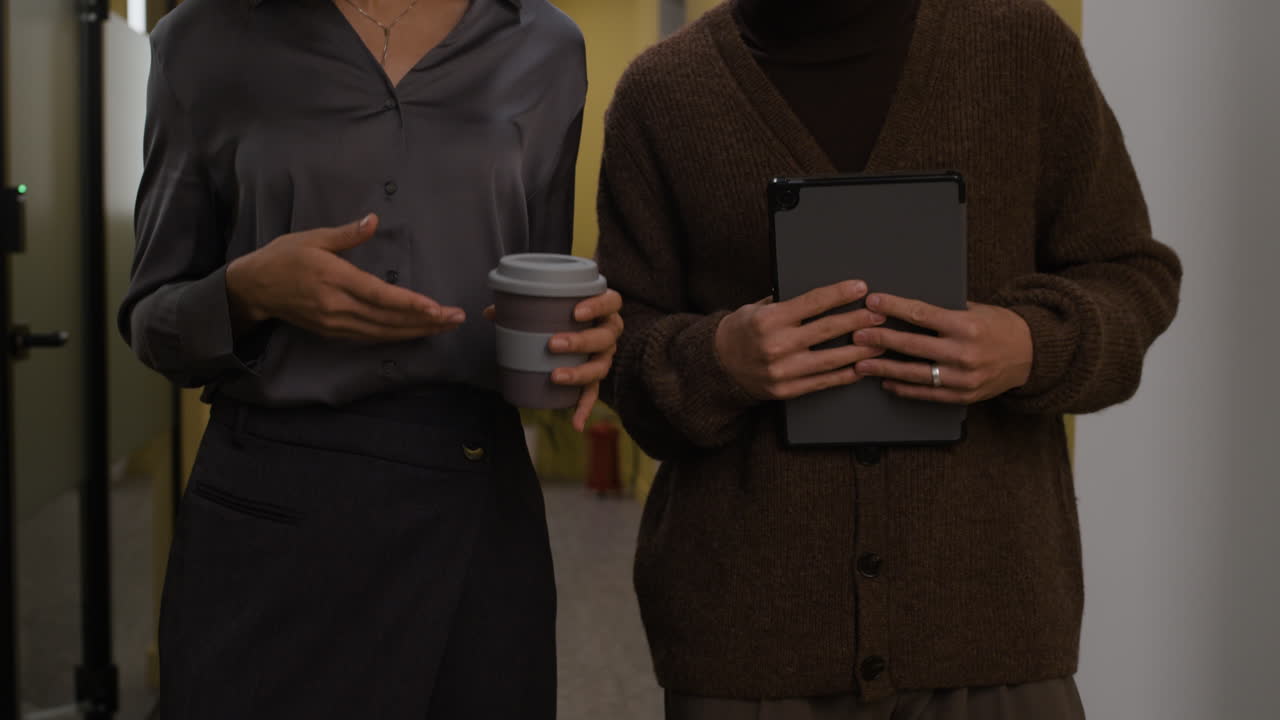 Due colleghi in un ambiente di lavoro