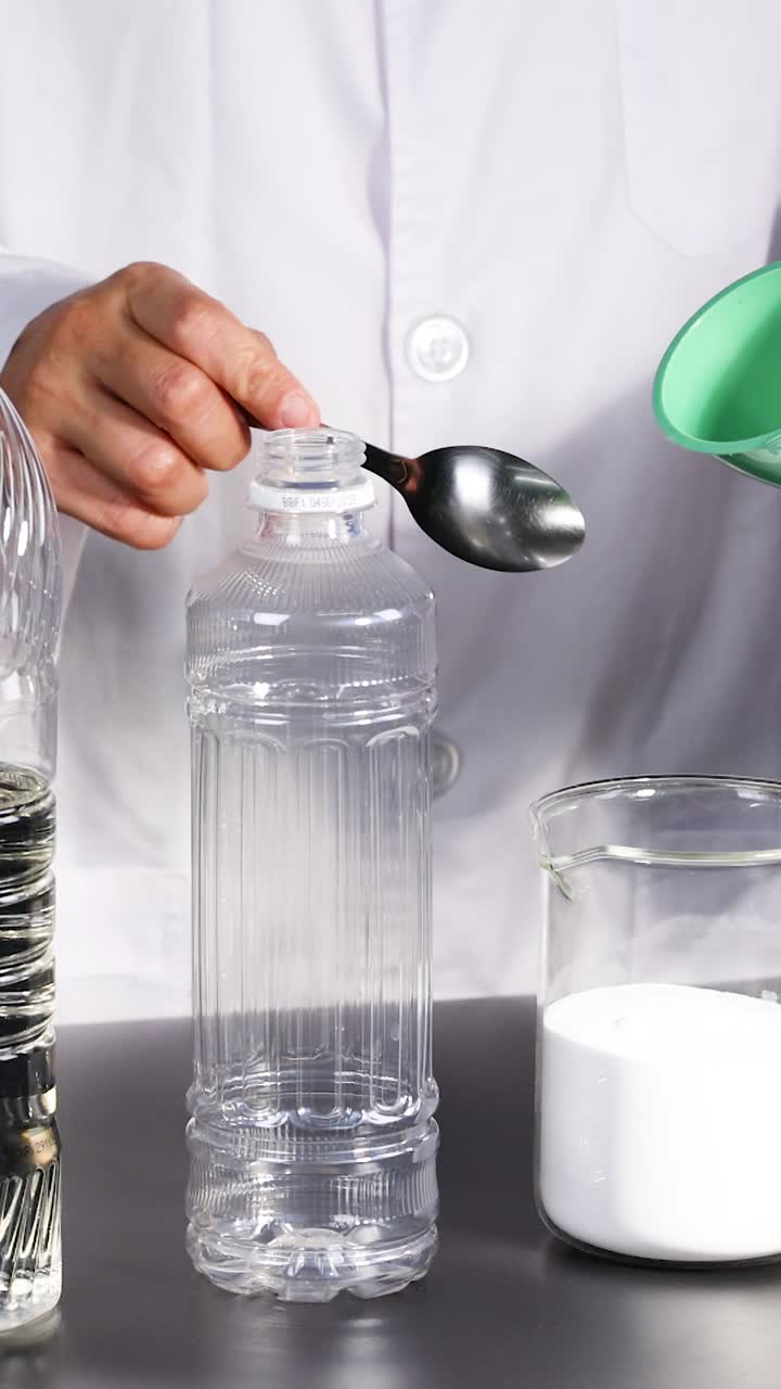 demostrando la reacción química con globos y botellas