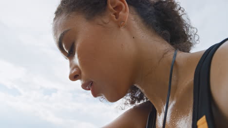 fitness, mujer o corredor cansado respirando