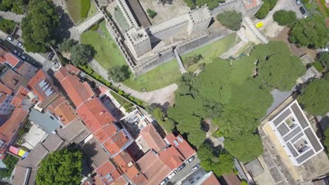 Von-Oben-Nach-Unten-Transportierter-Wagen-Entlang-Der-Burgmauern-Von-Sao-Jorge-In-Lissabon,-Portugal