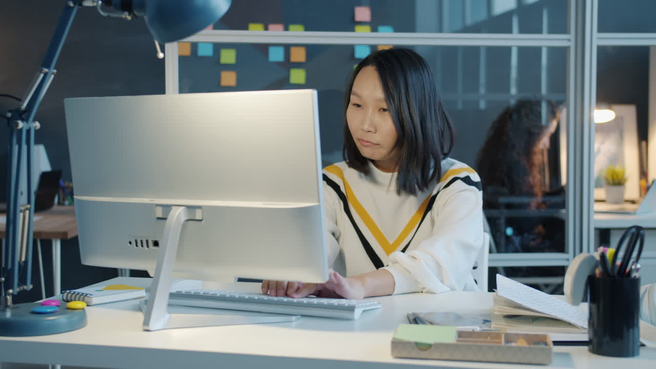 사무실에서 컴퓨터로 일하는 여자