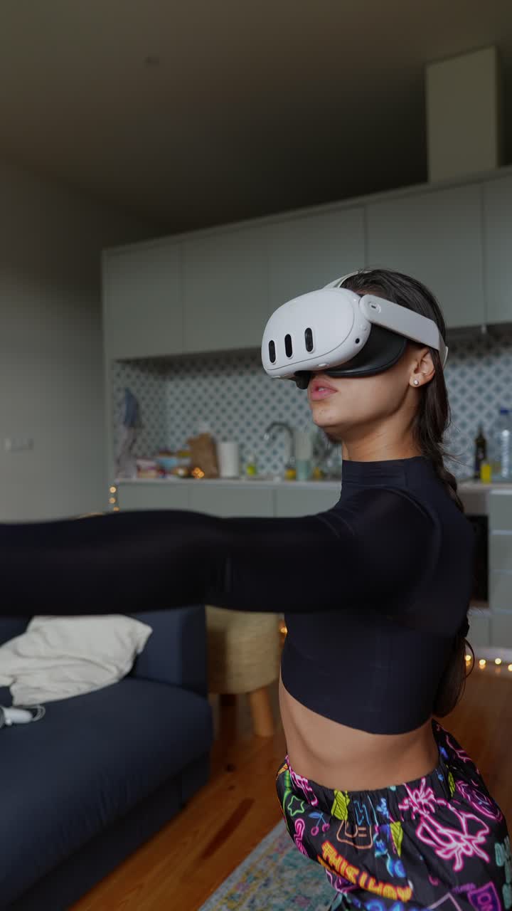 Donna che balla con un visore VR in salotto