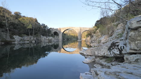 헤라 강을 가로지르는 오래된 다리 (herault saint-etienne-d'issensac)