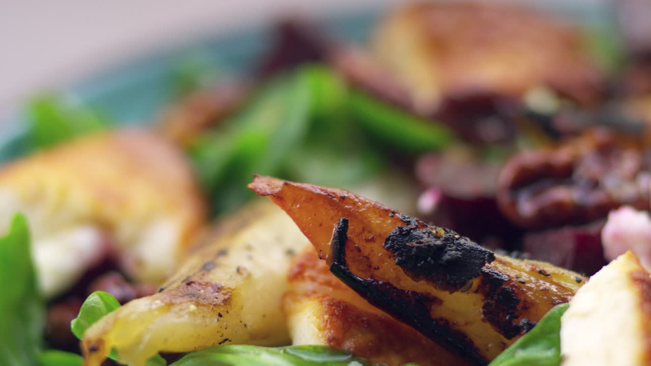 ensalada de queso y pera de cabras al horno, sartén de primer plano extremo