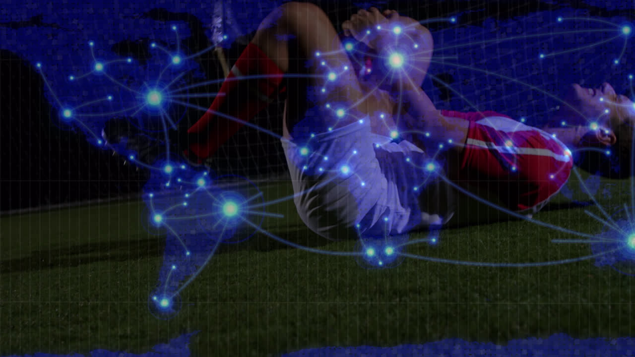 animación de la red de conexiones y el mapa del mundo sobre el jugador de fútbol caucásico herido