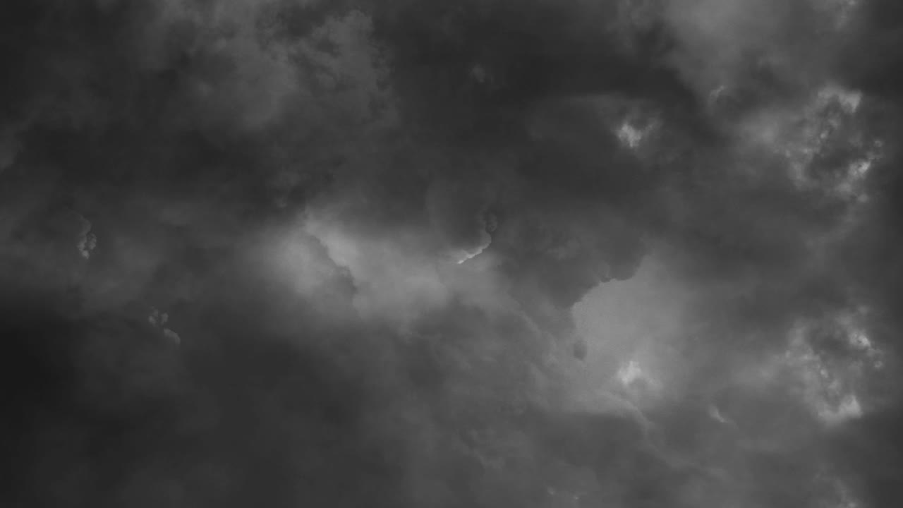 vista de la tormenta en el cielo oscuro 4k
