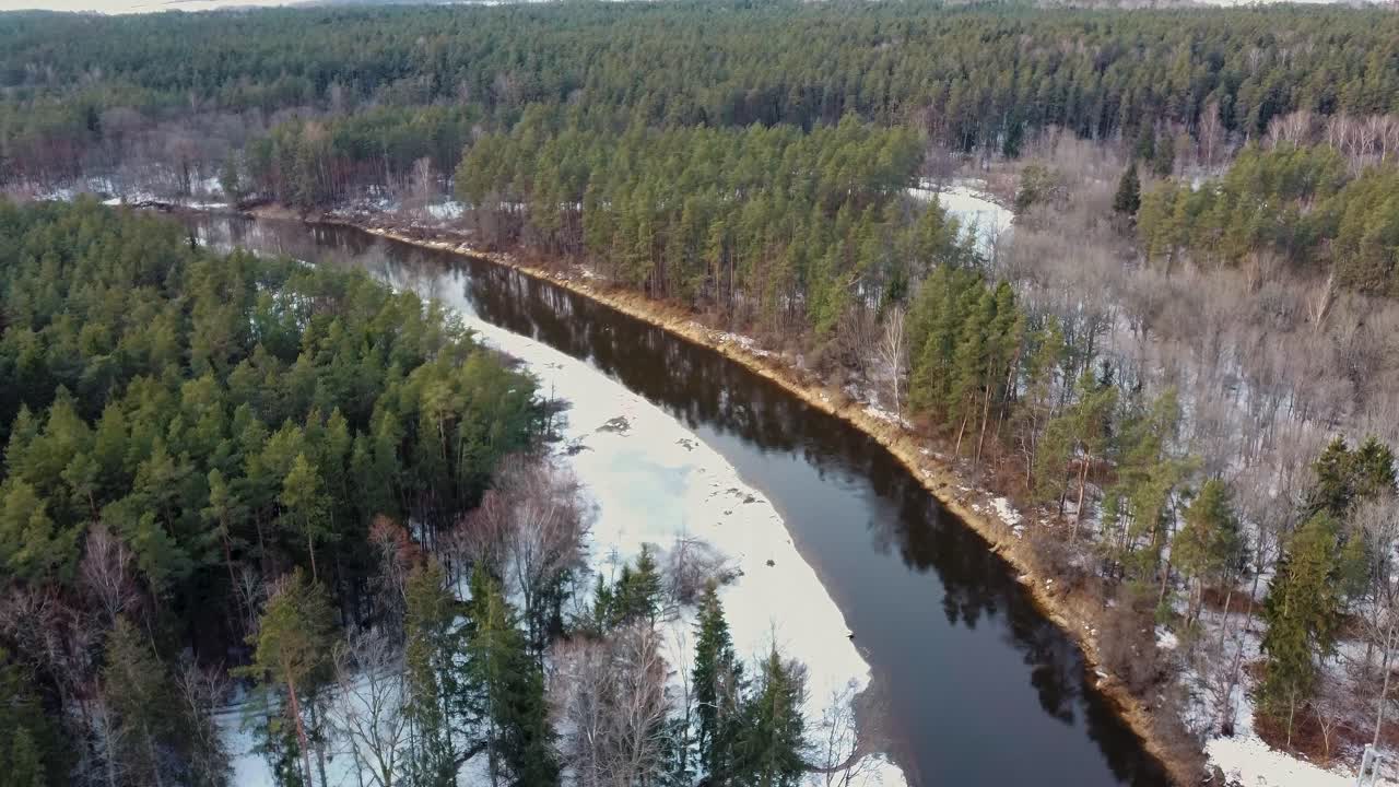 Ilmakuva Anykščiai Laju Takas -latvustokävelyreittikompleksista, jossa on kävelysilta, tiedotuskeskus ja näkötorni. Se sijaitsee Anykščiaissa, Liettuassa lähellä Sventoji-jokea.
