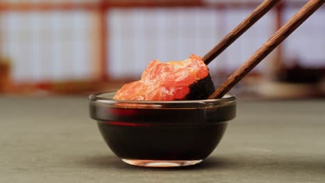 salmón nigiri con salsa de soja