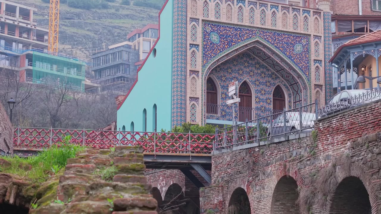 Tiflis Cuma Camii'nin, Aşk Köprüsü'nün ve tarihi Abanotubani bölgesinin eşsiz mimarisini yakalayan drone görüntüleri, Gürcistan'ın başkentinin kültürel kalbini sergiliyor.