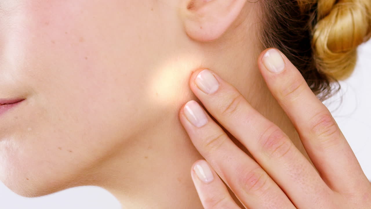 얼굴을 확인하는 여자