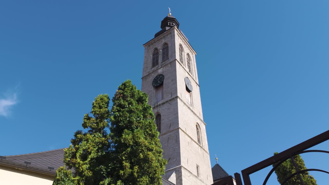 Church of Saint James in Kutná Hora, Czech Republic, featuring a tall stone tower under clear skies