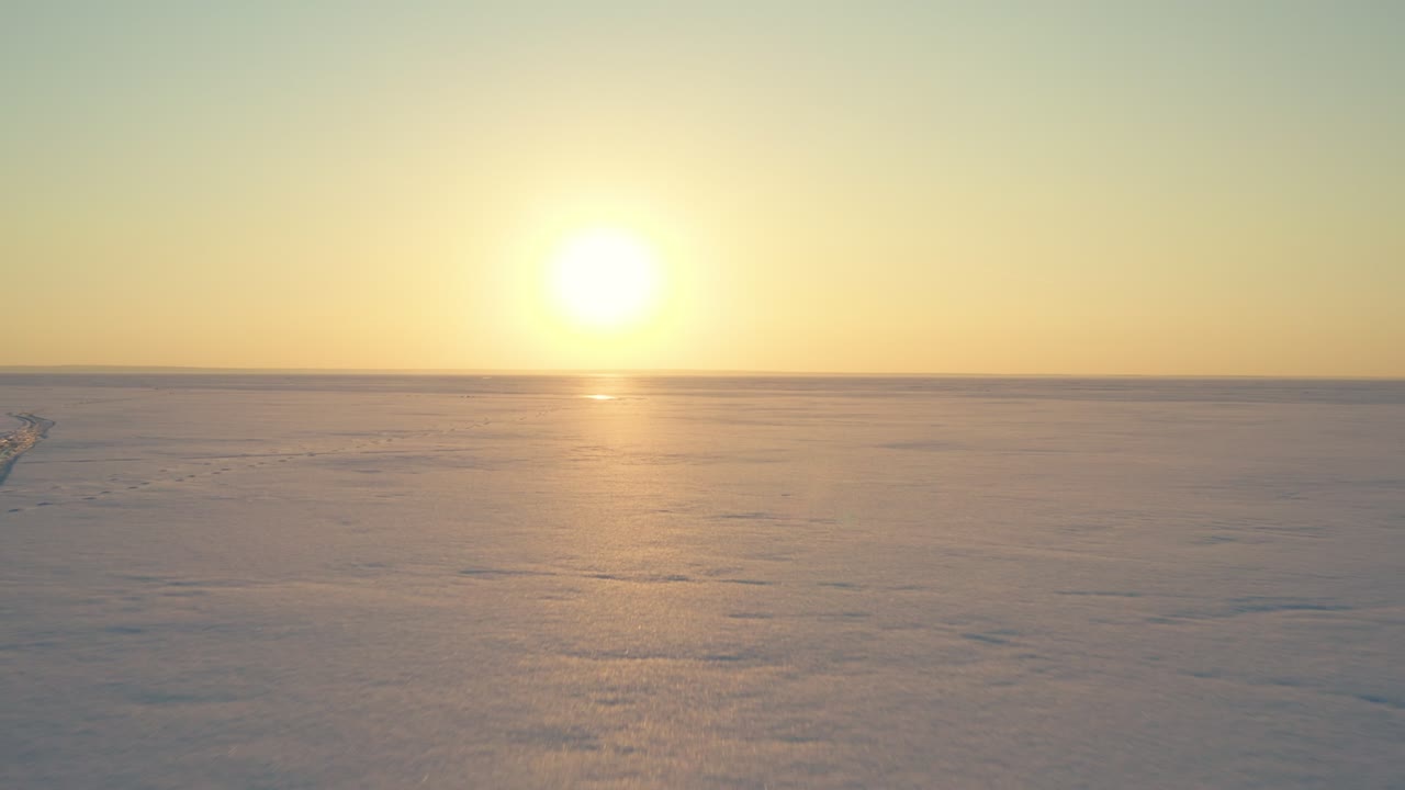 끝없는 눈  위의 아름다운 해가 지는 풍경