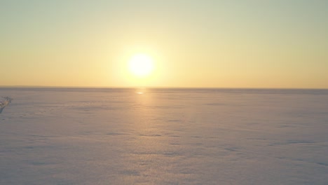 끝없는 눈  위의 아름다운 해가 지는 풍경