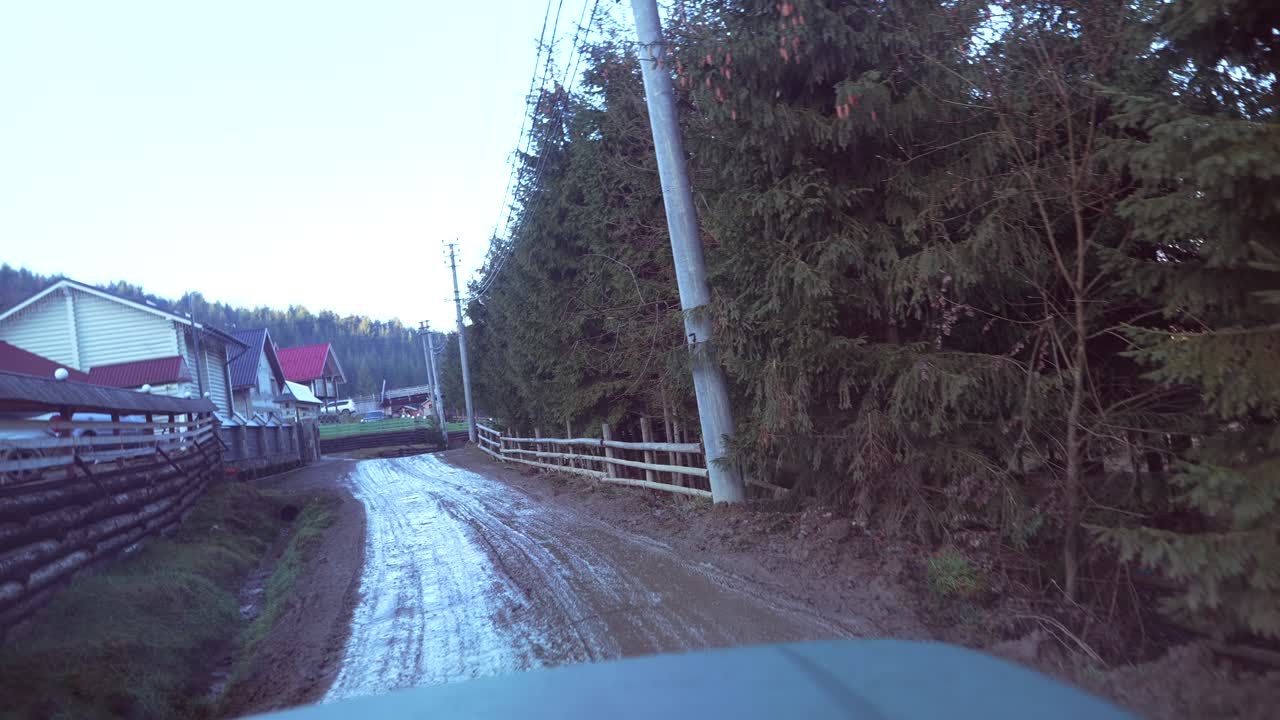 숲 속 의 눈 인 마을 도로 를 가로질러 운전