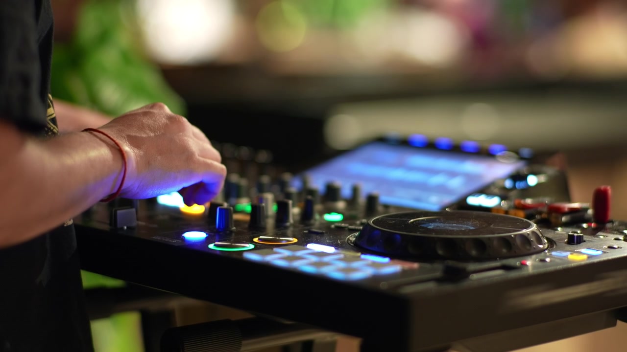Aydınlatmalı Kontrolcü Üzerinde Parça Miksleyen Profesyonel DJ