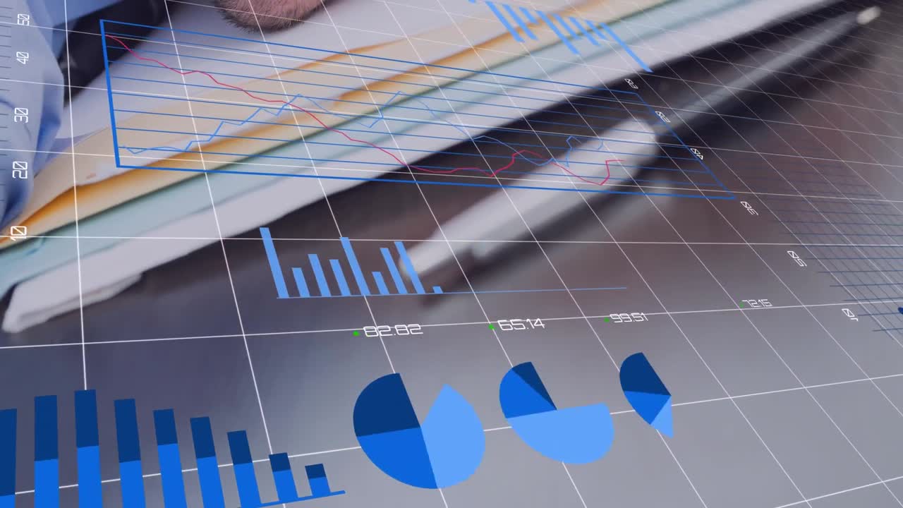 animación de múltiples gráficos con números cambiantes en la cuadrícula sobre el bolígrafo y las carpetas en el escritorio