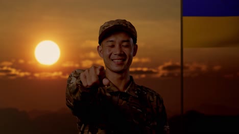 soldado ucraniano señala hacia la puesta de sol